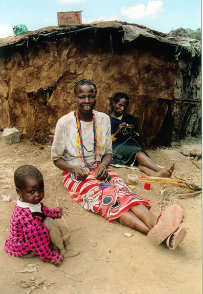 Masai famille devant sa maison