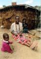 Masai famille devant sa maison